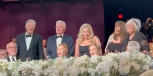Julie Andrews surprised by <em>Sound of Music</em> movie Von Trapp children singing "Do-Re-Mi"