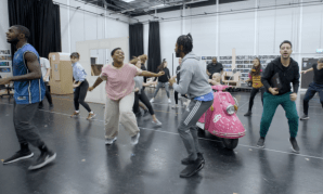 Watch ”The Wizard of Oz” musical in rehearsals ahead of festive revival