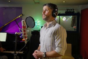 Watch Niall Sheehy perform “800 Souls” from new musical <em>Glory Ride</em>