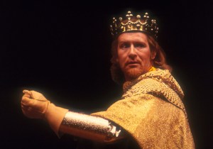 Tributes paid to RSC 'icon' Alan Howard, who has died aged 77