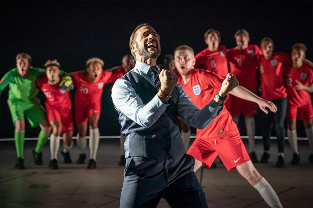 Joseph Fiennes (Gareth Southgate) and the cast of Dear England, © Marc Brenner