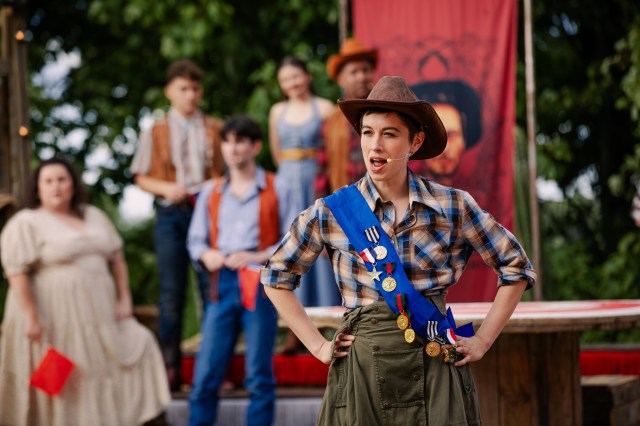 SuRie as Annie Oakley