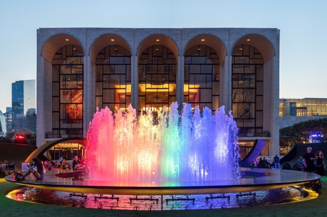 Lincoln Center, © Rhododendrites, CC BY-SA 4.0 <https://creativecommons.org/licenses/by-sa/4.0>, via Wikimedia Commons