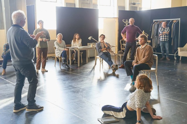 Sam Mendes (director) and the cast of The Motive and the Cue in rehearsals in the West End 2023 2024. © Mark Douet