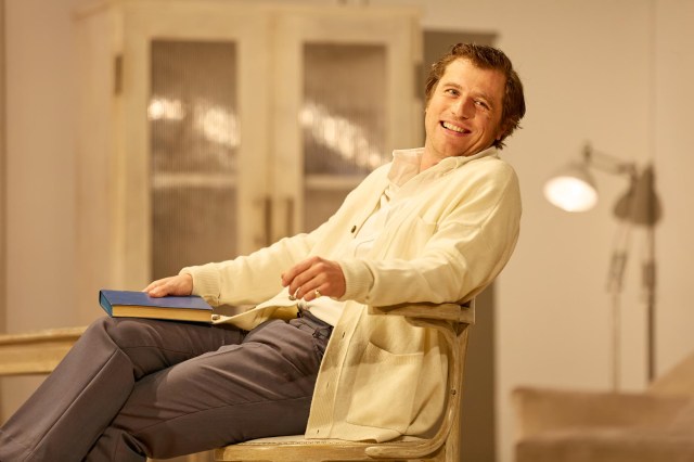 Johnny Flynn as Richard Burton in The Motive and the Cue in the West End. © Mark Douet (2)