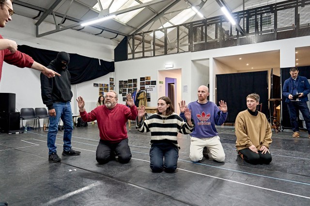 Player Kings. David Semark (Vernon), Alice Hayes (Messenger, Carrier), Henry Jenkinson (Harcourt) & Sara Beharrell (Hotspur's Servant, Snare, Davy). Credit Manuel Harlan. 184