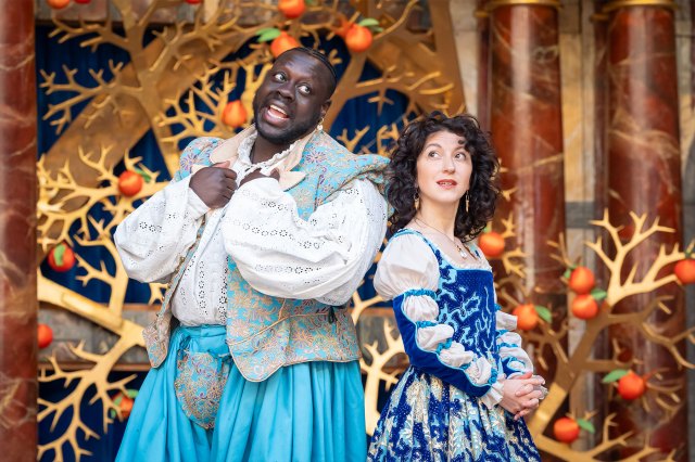 Ekow Quartey and Amalia Vitale as Beatice and Benedick in a scene from Much Ado About Nothing at Shakespeare's Globe