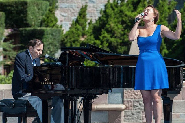 Richard M. Sherman accompanying original Broadway Mary Poppins portrayer Ashley Brown during the Disneyland 60th anniversary celebration(© or Allenblake21/Wikimedia Commons)