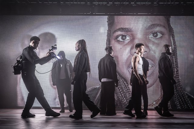 Francesca Amewudah-Rivers (Juliet), Tom Holland (Romeo) and cast. © Marc Brenner