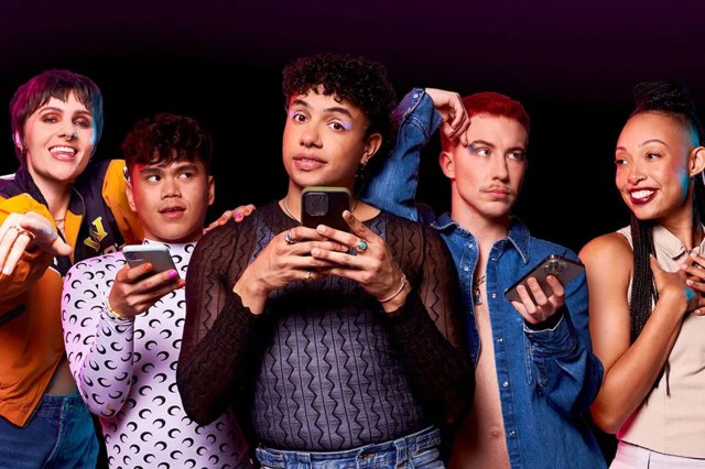 Why Am I So Single? cast members posing with their mobile phones