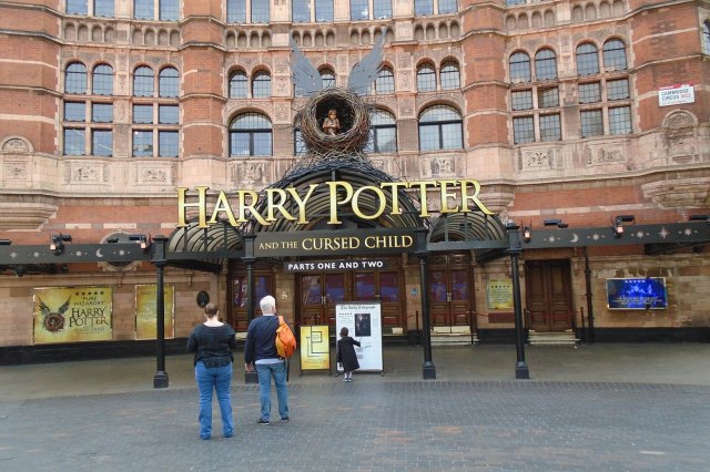 Palace Theatre London by Paul Gillett, CC BY-SA 2.0 <https://creativecommons.org/licenses/by-sa/2.0>, via Wikimedia Commons