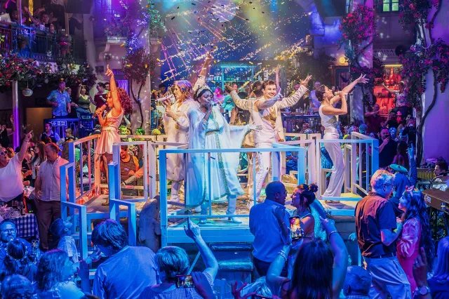 The current cast of Mamma Mia! The Party, © Marc Brenner