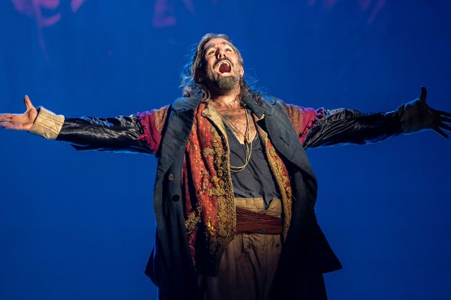 Simon Lipkin as Fagin, © Johan Persson