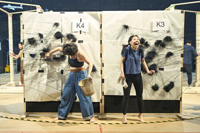 Ami Okumura Jones and Victoria Chen in rehearsals for My Neighbour Totoro, © Manuel Harlan