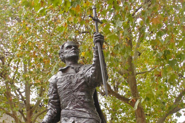 Laurence Olivier - South Bank Statue by Colin Smith, CC BY-SA 2.0 , via Wikimedia Commons