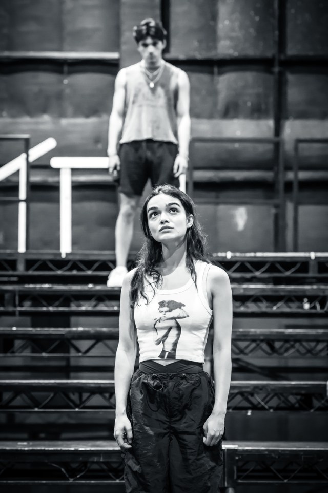 Evita. Diego Andres Rodriguez (Che) & Rachel Zegler (Eva Perón). Credit Marc Brenner. 01611