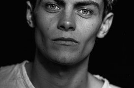 Headshot Freddy Carter