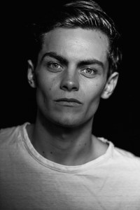 Headshot Freddy Carter