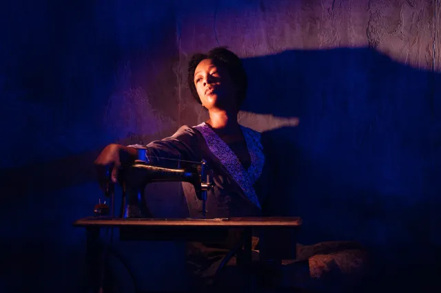Samira Wiley in INTIMATE APPAREL Donmar Warehouse photo by Helen Murray(1)