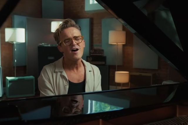 Tom Fletcher in the video (1)