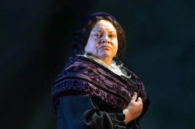 Mrs President 1 Keala Settle (as Mary Todd Lincoln) in Mrs President