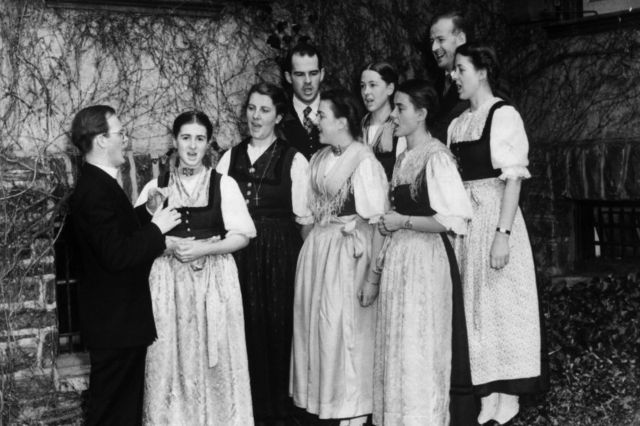 The von Trapp Family Singers preparing for a show (2) The von Trapp Family Singers preparing for a show (2)