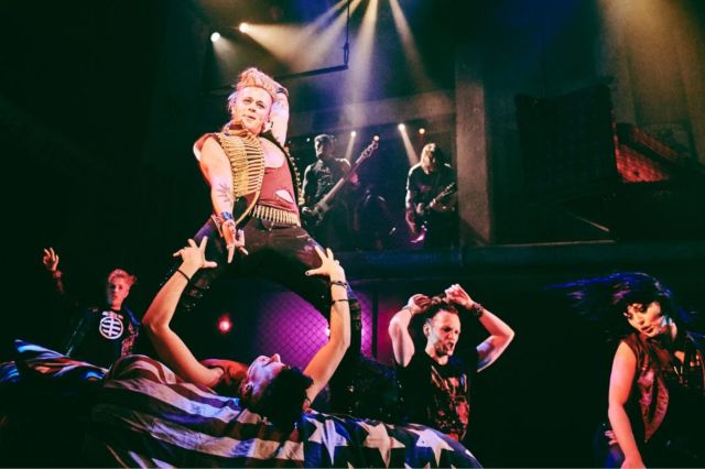 Luke Friend and the cast of American Idiot