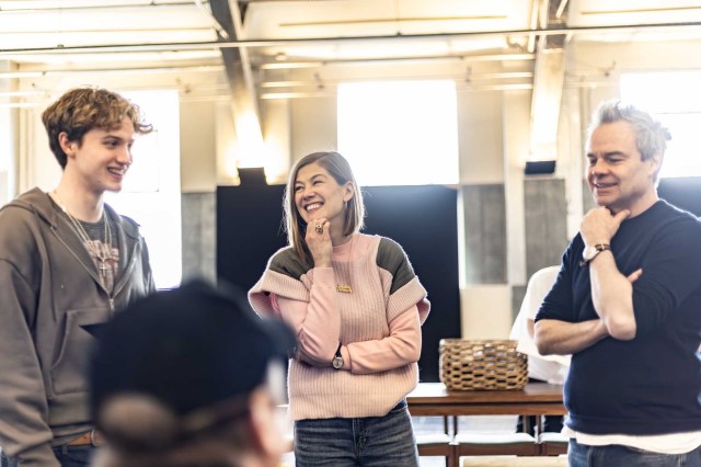 Rosamund Pike (c), Cormac McAlinden & Jamie Glover in Inter Alia Rehearsal Room Photos (Credit Justine Matthew) 04217 Rosamund Pike with Cormac McAlinden and Jamie Glover