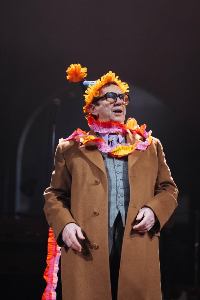 6. TEETH 'N' SMILES. Phil Daniels (Saraffian). Photo by Helen Murray
