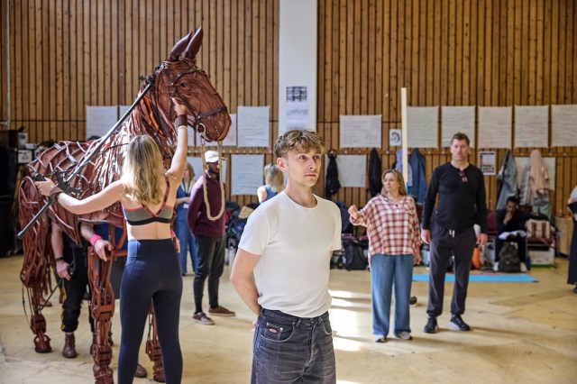 War Horse Rehearsals 2026 at the National Theatre Forefront Tom Sturgess, Background Jo Castleton, Stephen Beckett 0173.P c Brinkhoff Moegenburg