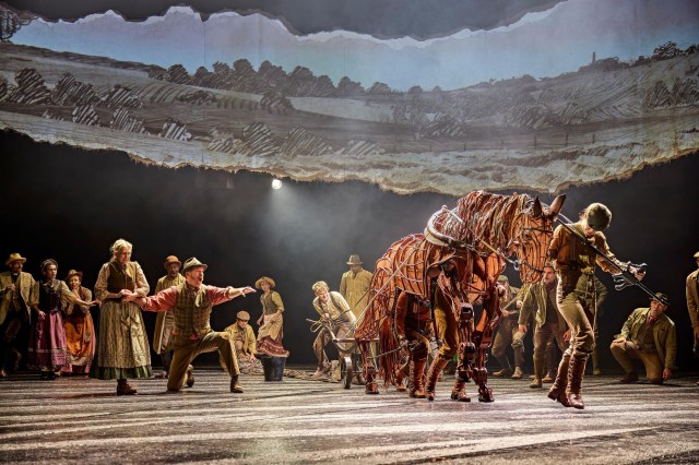 Cast in War Horse 2026 at the National Theatre (c) Brinkhoff Moegenburg 1136 0989