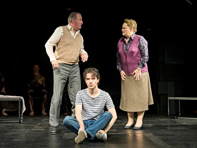 Colin Mace (Frank Strang), Noah Valentine (Alan Strang), Emma Cunniffe (Dora Strang) – photo by Manuel Harlan