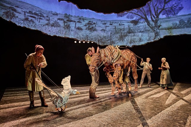 Felicity Donnelly, Alexandra Donnachie, Joey, Tom Sturgess and Jo Castleton in War Horse 2026 at the National Theatre (c) Brinkhoff Moegenburg 1136 1542