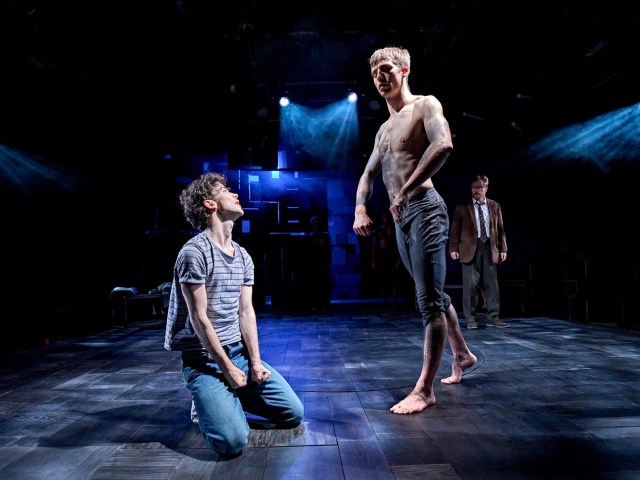 Noah Valentine (Alan Strang), Ed Mitchell (Nugget), Toby Stephens (Dr. Martin Dysart) – photo by Manuel Harlan
