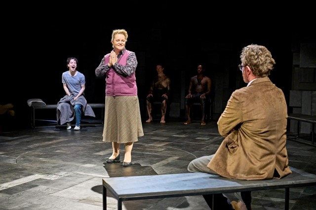 Noah Valentine (Alan Strang), Emma Cunniffe (Dora Strang), Toby Stephens (Dr. Martin Dysart) – photo by Manuel Harlan