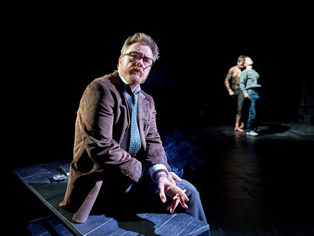 Toby Stephens (Dr. Martin Dysart) and Noah Valentine (Alan Strang) photo by Manuel Harlan (2)