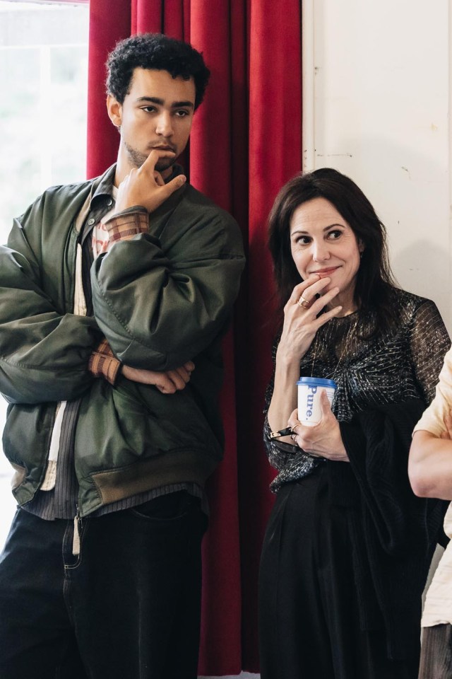 0T4A1003 Archie Madekwe, Mary Louise Parker