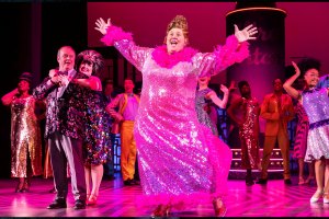 Neil Hurst (as Edna Turnblad) in Hairspray