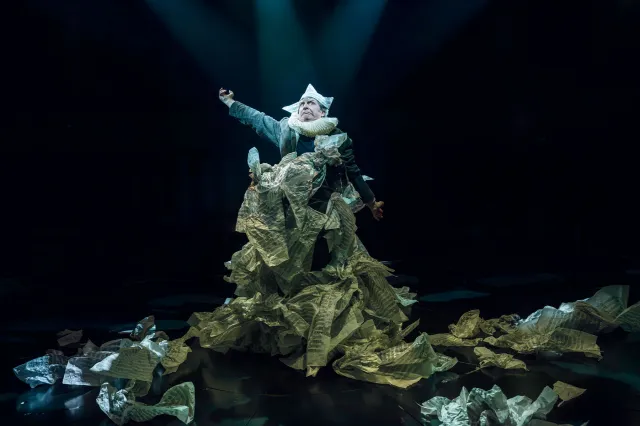 Phelim McDermott in Tao of Glass