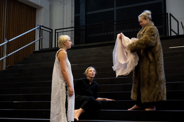 Ella Lily Hyland (Chrysothemis Reader), Cate Blanchett and Nina Hoss (Electra Elisabeth and Clytemnestra Alma) Electra Persona. (c)Monika Rittershaus 132 Ella Lily Hyland (Chrysothemis Reader), Cate Blanchett and Nina Hoss (Electra Elisabeth and Clytemnestra Alma) Electra Persona. (c)Monika Rittershaus 132