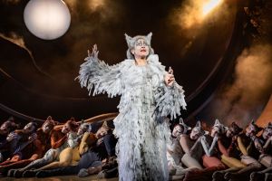 Melanie La Barrie and the cast of Cats