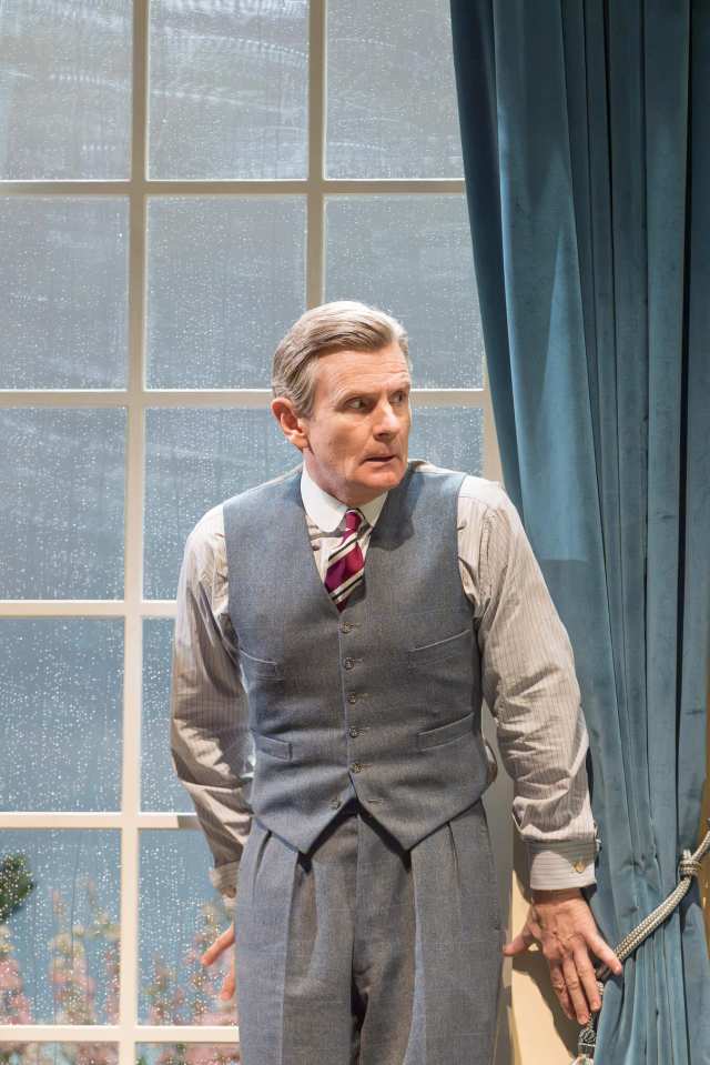 HAY FEVER. Charles Edwards (Richard Greatham). Photo Marc Brenner HAY FEVER. Charles Edwards (Richard Greatham). Photo Marc Brenner
