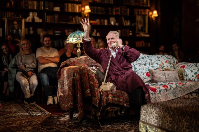 Jesse Tyler Ferguson (Truman Capote) image by Johan Persson (11) Jesse Tyler Ferguson (Truman Capote) image by Johan Persson (11)