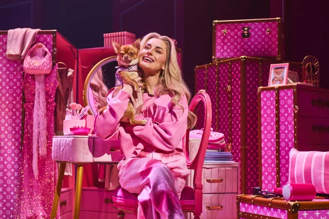 Amber Davies (as Elle Woods) with Sprout (as Bruiser Woods) in Legally Blonde