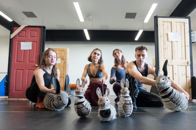 SNOWMAN 240926 JP 00526 l r Alice O Brien, Serafina Sofia Barbieri, Eleanor Copping, Ben Randall (Dancers) SNOWMAN 240926 JP 00526 l r Alice O Brien, Serafina Sofia Barbieri, Eleanor Copping, Ben Randall (Dancers)
